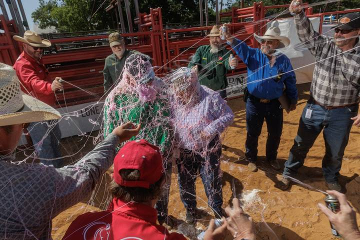 Vaqueros le ponen un lazo a la intolerancia