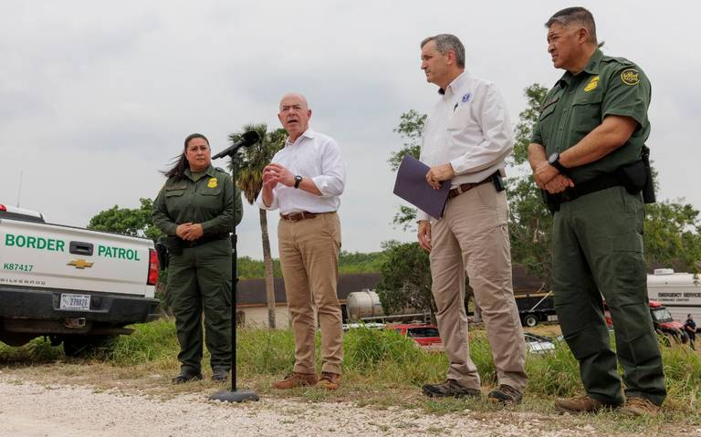 Mayorkas avisa a migrantes desde la frontera con México: las puertas de EU no están abiertas