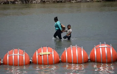 Texas reacomoda con concreto las boyas para frenar a los migrantes