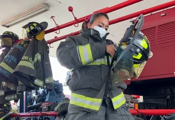 A partir de este año, mujeres bomberos usarán equipo y uniformes a su medida y no heredados de los varones: Batres