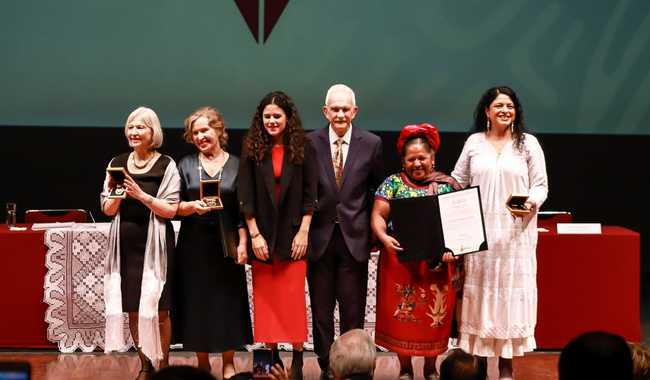 Entrega Gobierno de México Premio Nacional de Artes y Literatura 2022