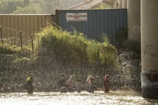 Abbott firma ley que permite a Texas arrestar inmigrantes, estableciendo un enfrentamiento federal