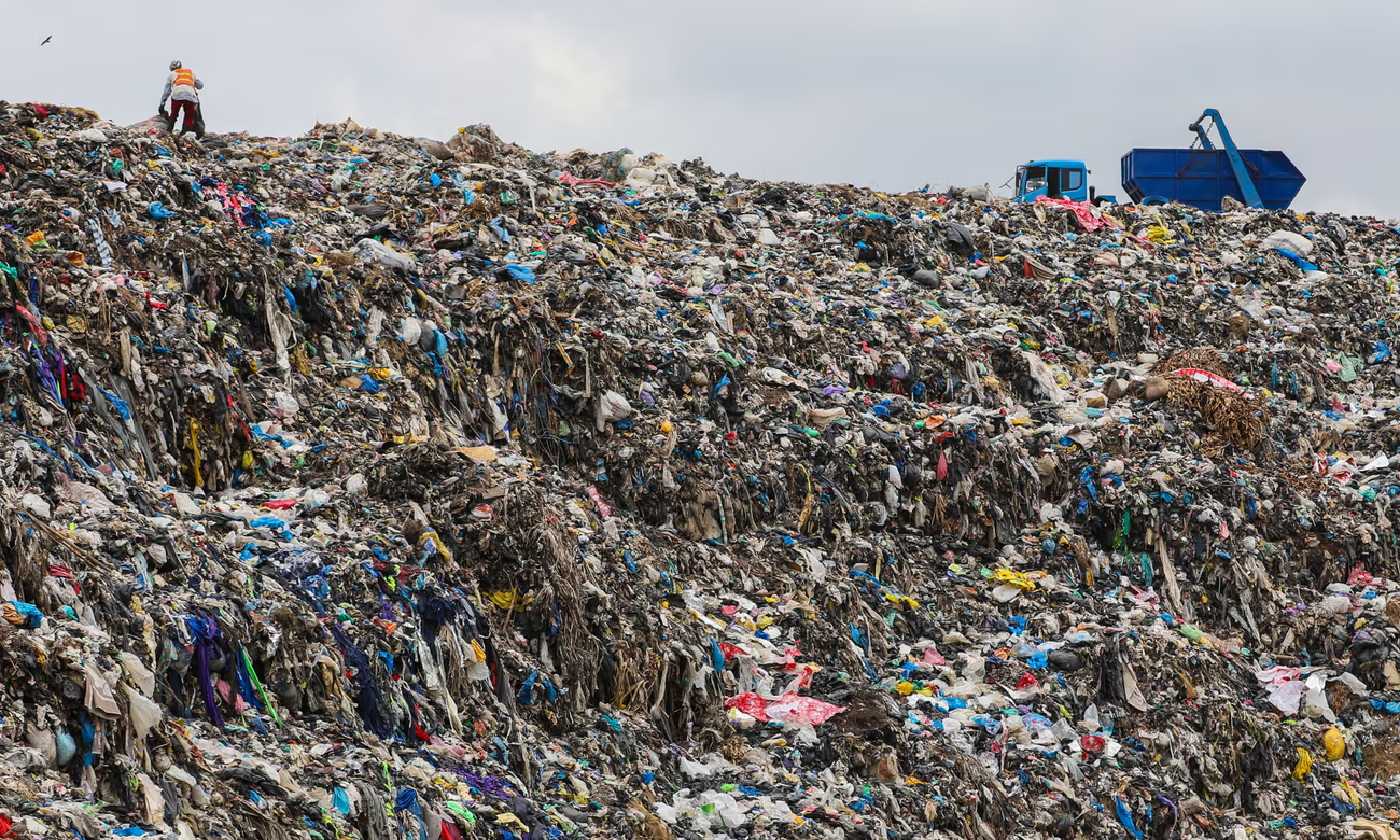 ‘Es el sucio secreto de la industria’: por qué el problema del exceso de oferta de la moda es un desastre medioambiental