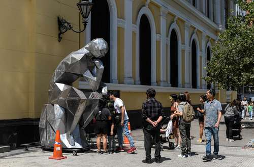 En Santiago de Chile, El pensador del futuro responde preguntas gracias a la IA