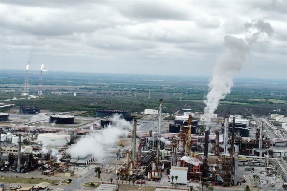 Crece Pemex 49% sus contaminantes