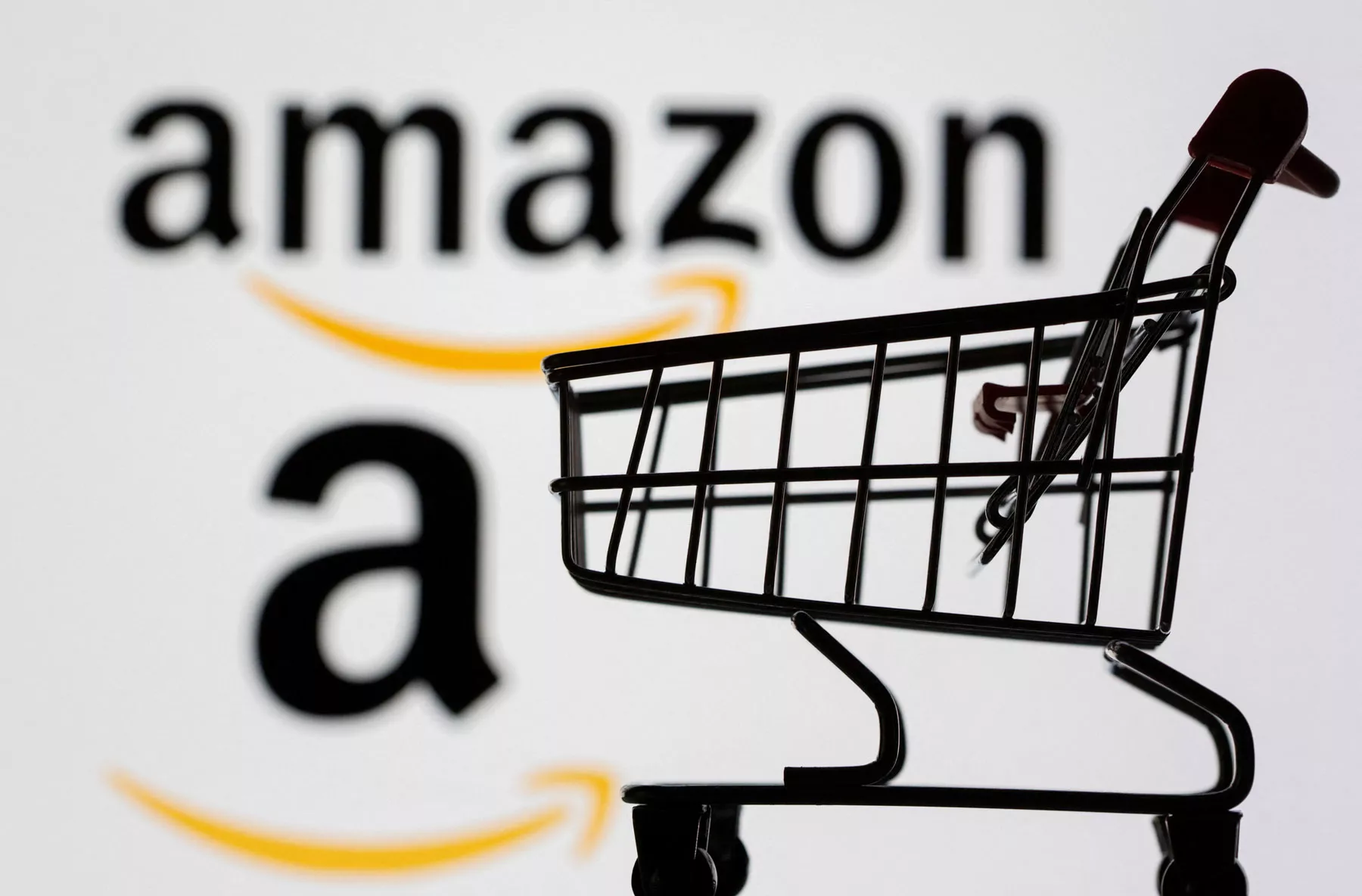 Demandan a Amazon por recomendar los productos más caros