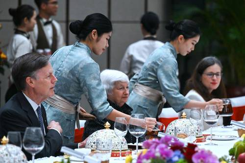 Yellen pide a China encarar los riesgos de la sobreproducción en industrias claves