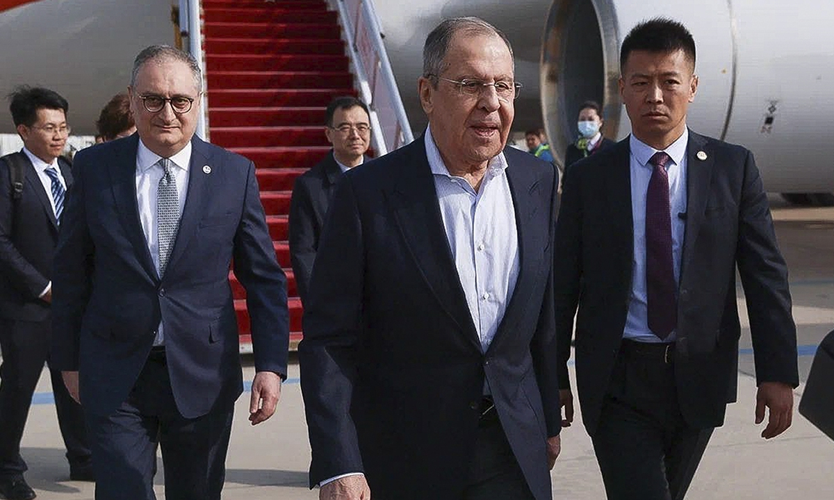 La visita del canciller ruso a China “fortalece aún más la asociación estratégica”