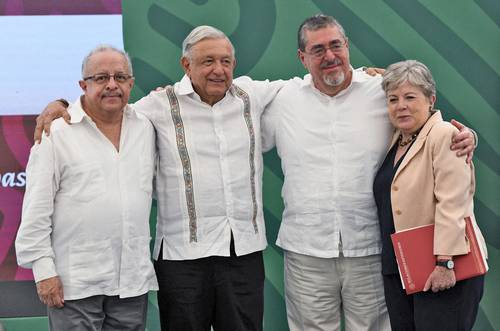 Mayor lucha contra narco y tráfico de migrantes, acuerdan AMLO y Arévalo