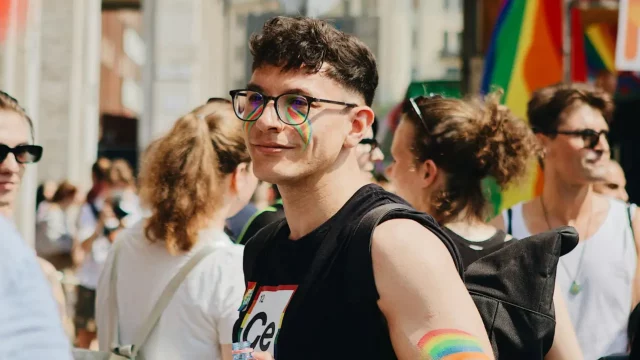Avanza marcha LGBT+; retrocede su percepción de acceso a empleo y servicios financieros