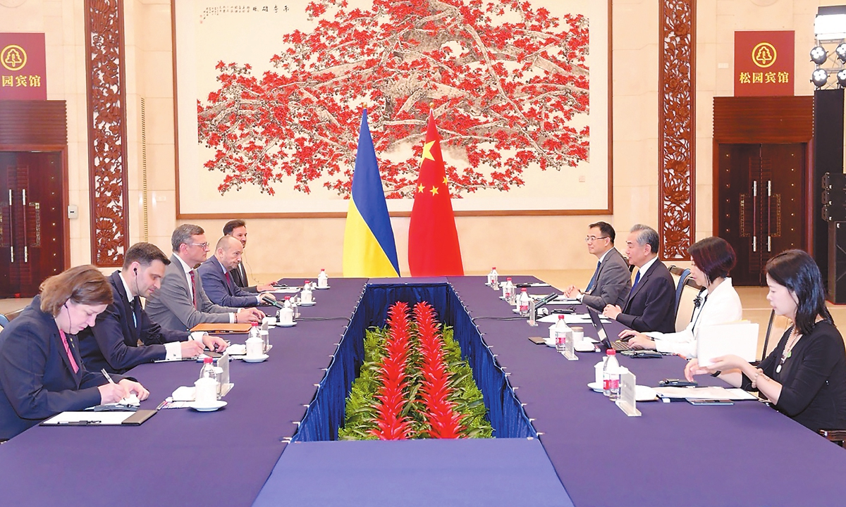 Los ministros de Asuntos Exteriores de China y Ucrania mantienen conversaciones y destacan el importante papel de China en la promoción de la paz