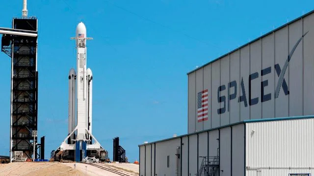 SpaceX, de Elon Musk, recibe 843 mdd para participar en el desmantelamiento de la EEI en 2030