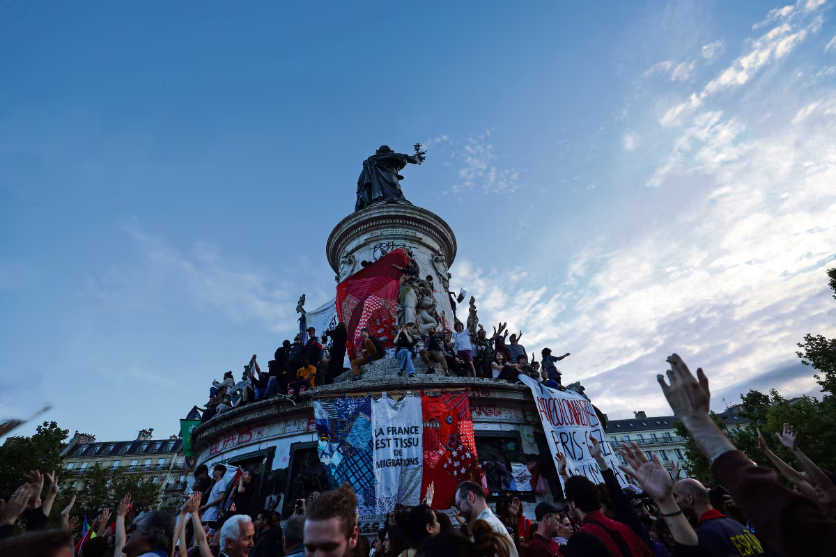 Francia: izquierda frena a ultraderecha y reina incertidumbre