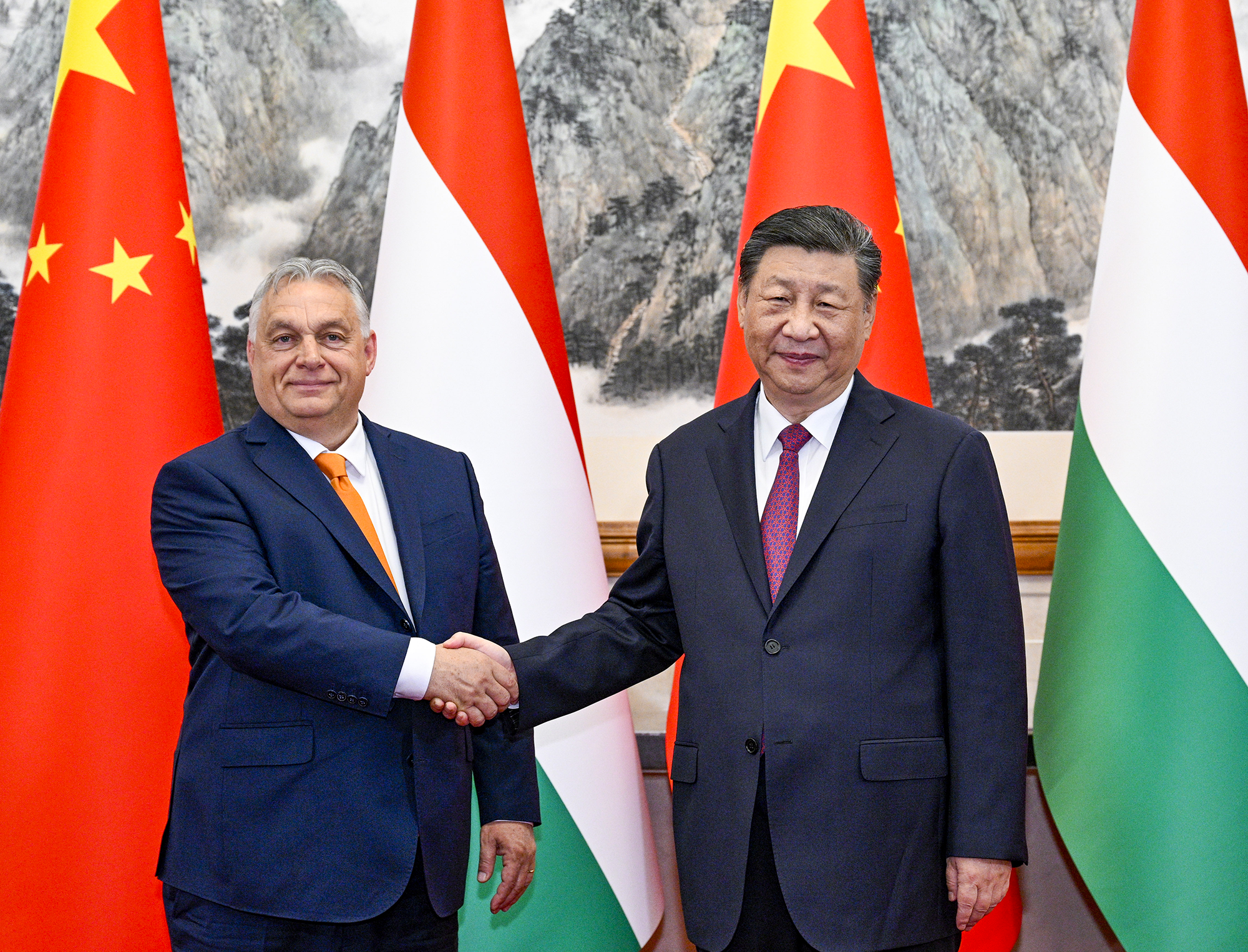 Xi y Orban intercambian opiniones sobre la crisis de Ucrania; “la diplomacia itinerante ayuda a amplificar las voces pragmáticas en Europa”