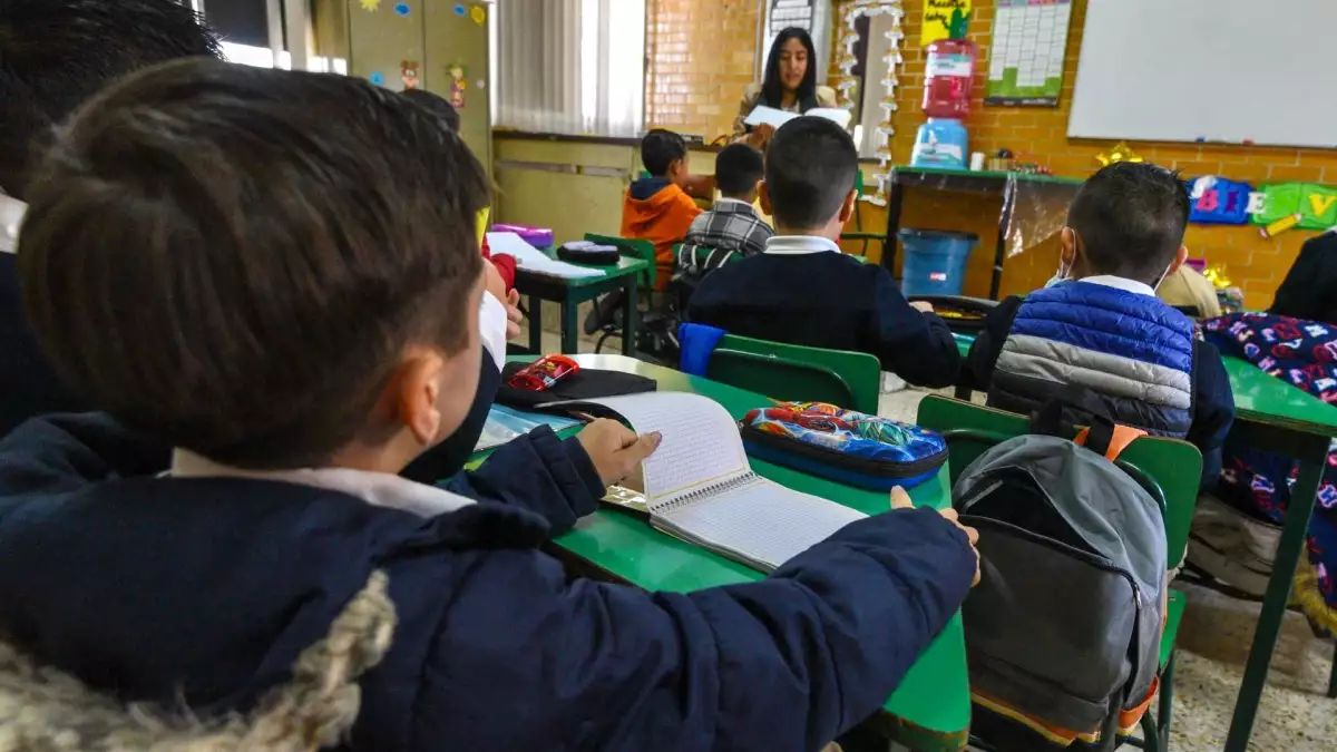 México invierte cuatro veces menos en educación y becas no frenan rezago