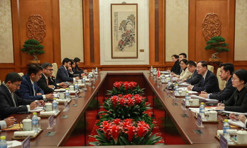 China y la India acuerdan fortalecer la comunicación estratégica, mejorar la confianza política mutua y reanudar los vuelos directos, afirma el canciller