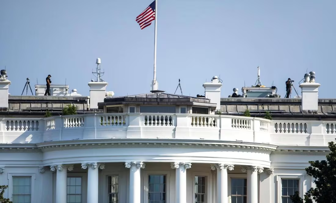 Asesora de Trump busca cancelar contratos con agencias informativas; “no deberíamos pagar para que nos digan qué es noticia”