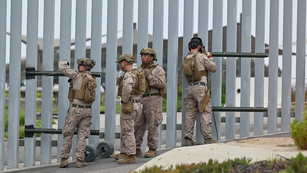 Trump ordena a militares tomar control de tierras federales en la frontera sur