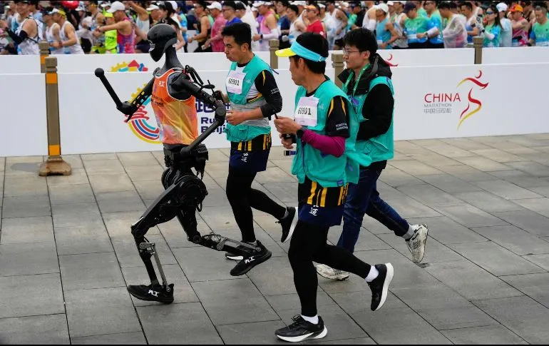 ¡Histórico! Robots humanoides corren media maratón junto humanos en China