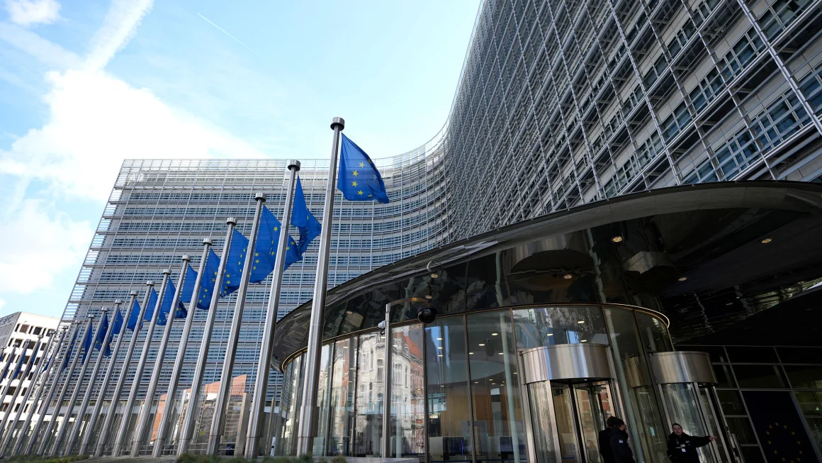 La UE impone a Apple y Meta multas antimonopolio por valor de 800 millones de dólares. Meta califica la sanción de «arancel»