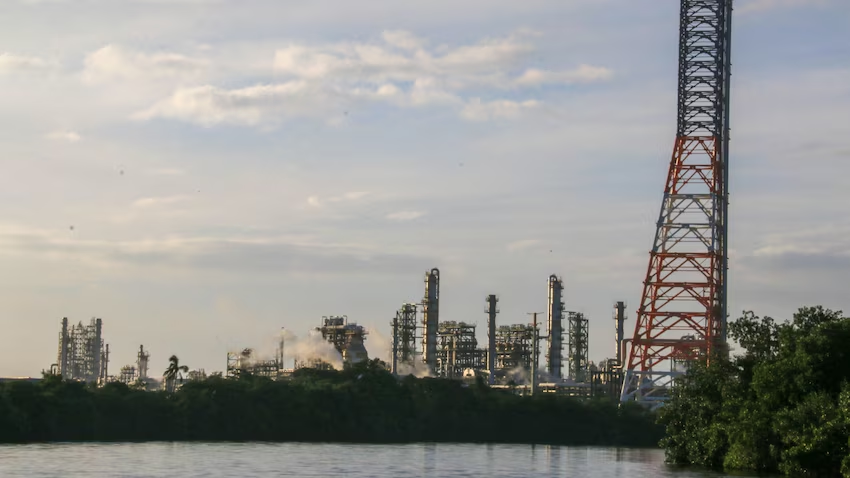 Pemex no logra metas de Sheinbaum: Producción de ‘oro negro’ cae 8.8% en abril; van 2 años a la baja