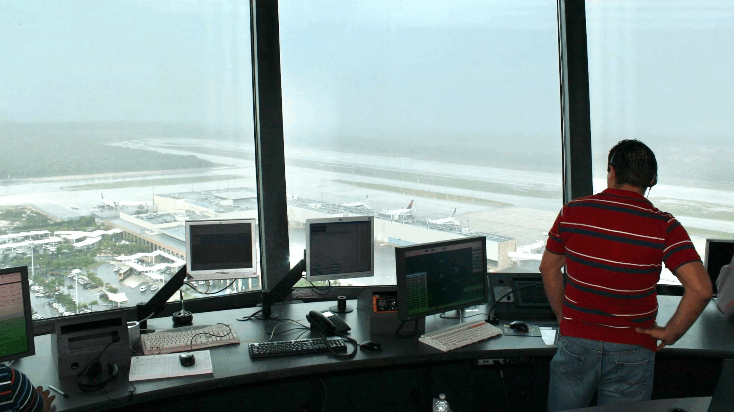 El déficit de controladores compromete la seguridad aérea en México