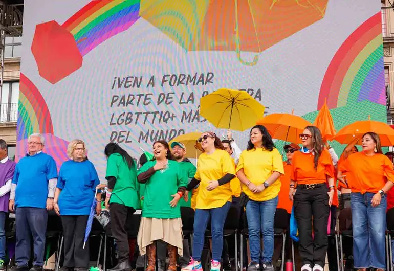 Cientos forman bandera humana por la diversidad en el Zócalo de la CDMX
