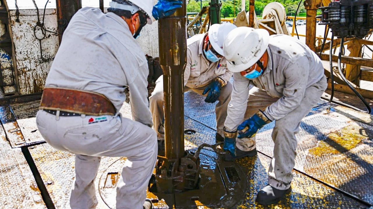 Producción de Pemex cayó 8.4% anual en mayo y se aleja de meta oficial de 1.8 millones de barriles