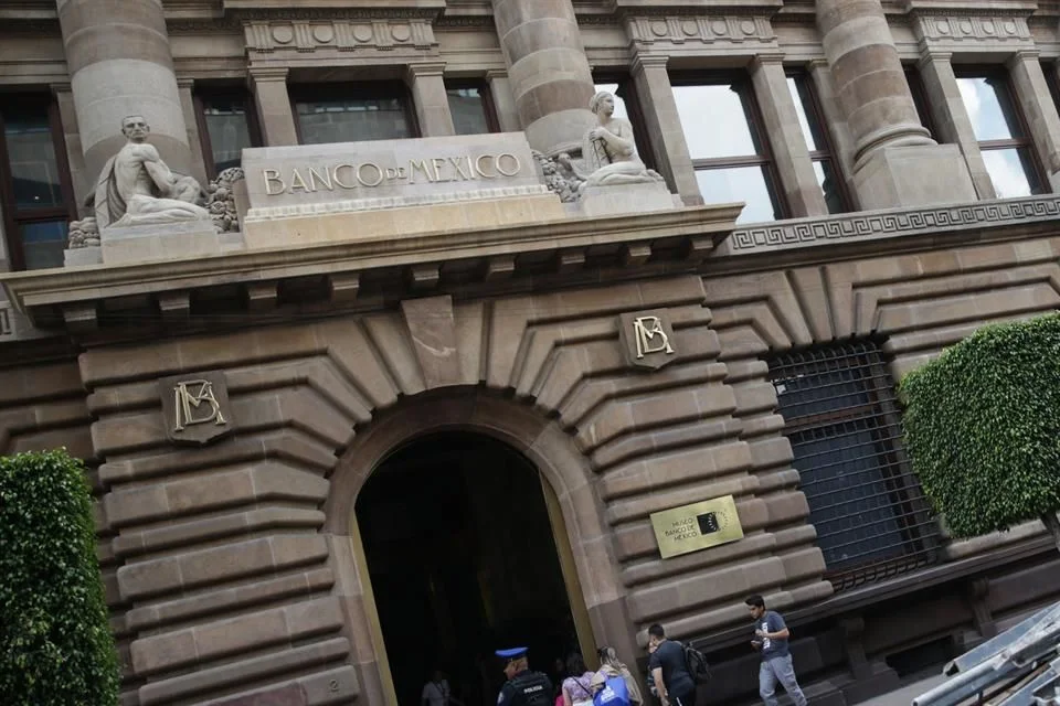 Advierte Banxico daños al sistema por debilidad económica