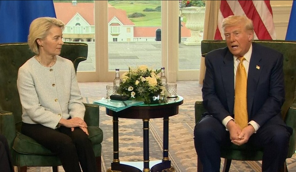 El acuerdo comercial entre la UE y EE. UU. genera reacciones negativas de las empresas europeas, mientras que la postura incómoda de von der Leyen provoca el desprecio de los usuarios