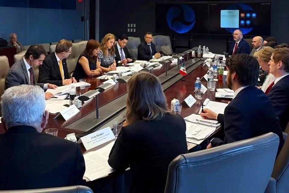 Dialoga delegación de México en EU sobre aviación