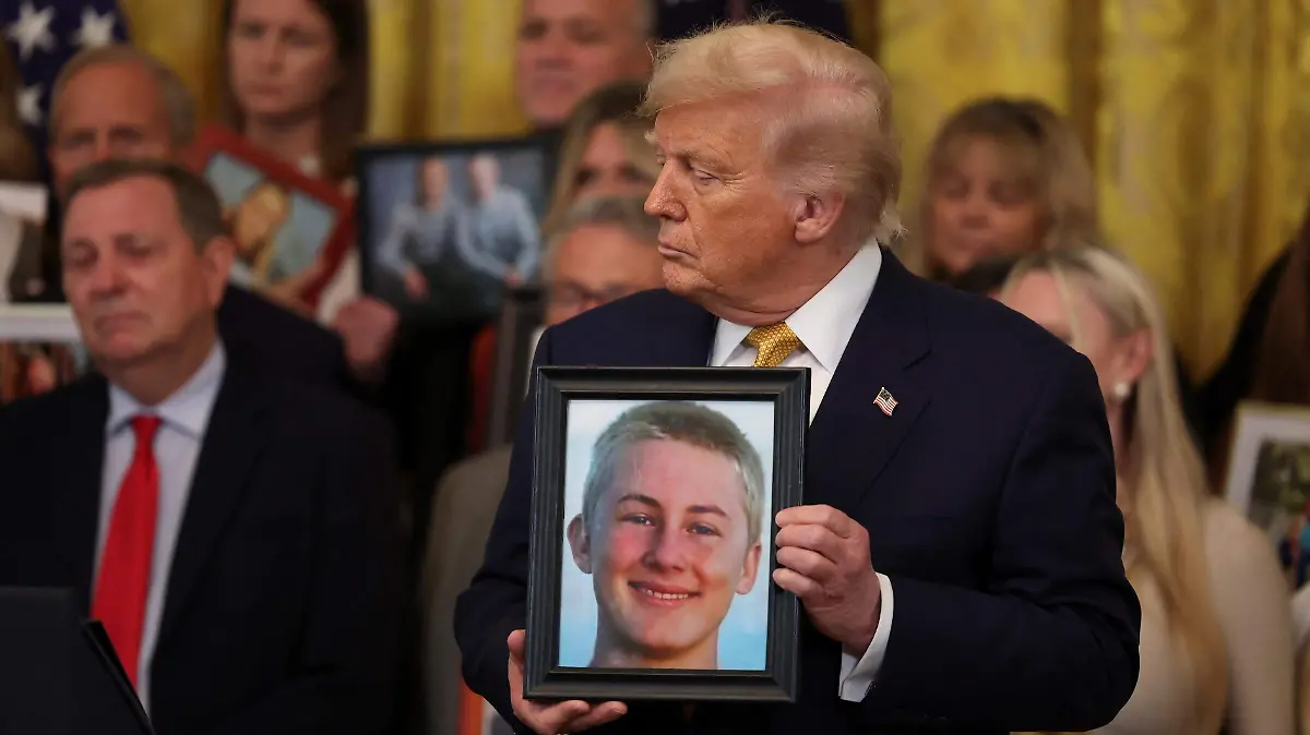 México está petrificado por los cárteles, dice Trump al firmar orden contra el fentanilo