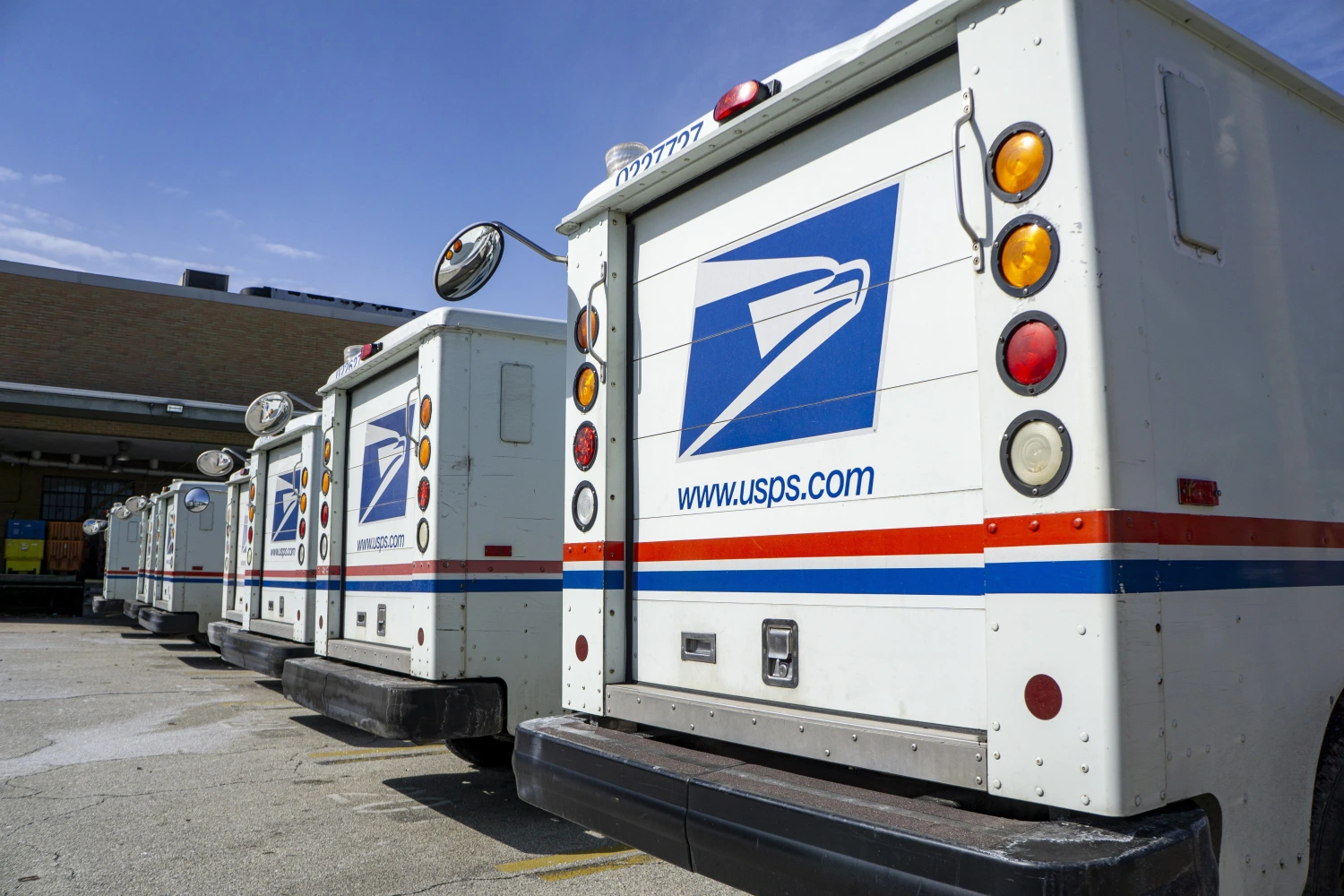 Servicios postales europeos suspenden envíos de paquetes a EU por aranceles