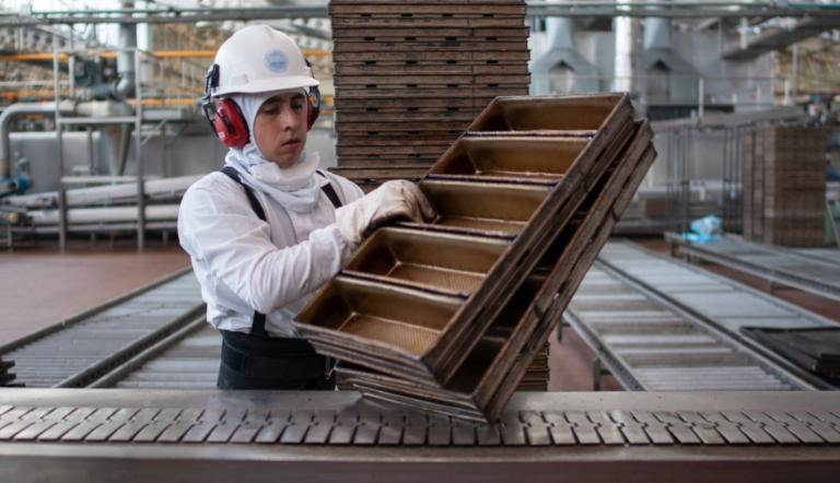 Mercado laboral reporta la creación de empleo más baja para un segundo trimestre en una década