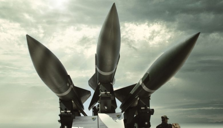 Exigir que China se una a las negociaciones trilaterales de desarme nuclear entre Estados Unidos, Rusia y China “no es ni razonable ni realista”, dice el ministro de Relaciones Exteriores
