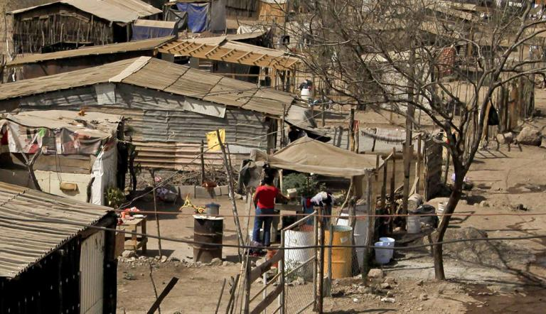 Baja a 29.6% población en pobreza en México