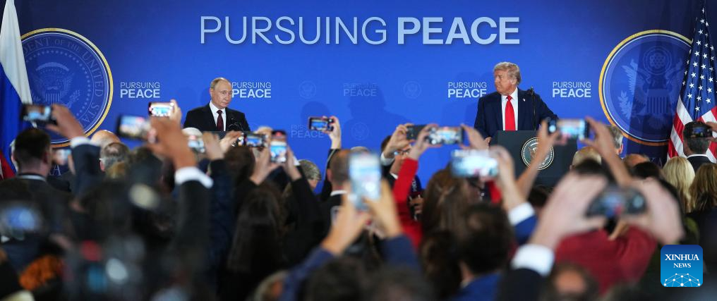 Trump y Putin elogian la cumbre de Alaska como “productiva” y “constructiva”, pero dejan sin resolver preguntas sobre el acuerdo con Ucrania