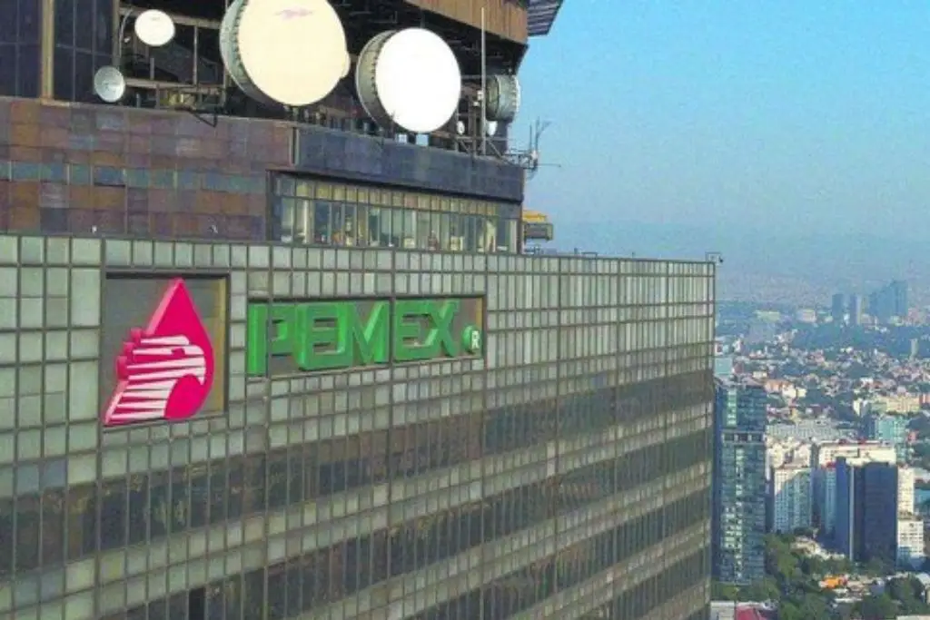 Eleva Fitch calificación de Pemex tras apoyo del Gobierno