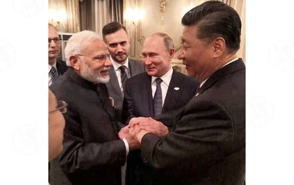 Sonrisas y manos unidas mientras Xi, Putin y Modi intentan mostrar unidad
