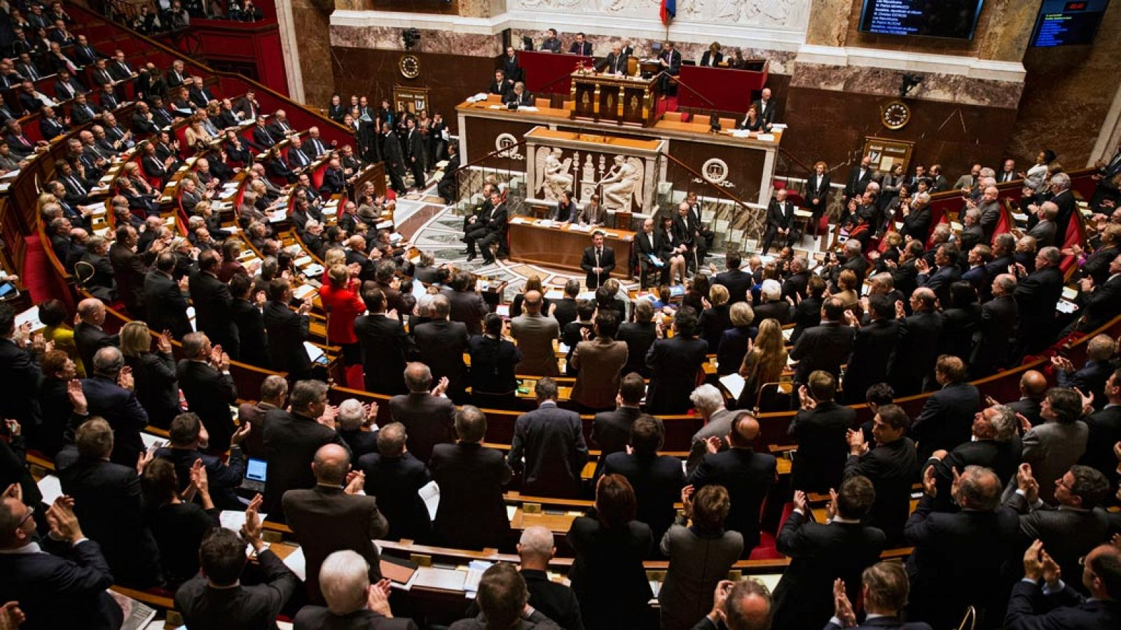 Destituye Parlamento francés a Primer Ministro