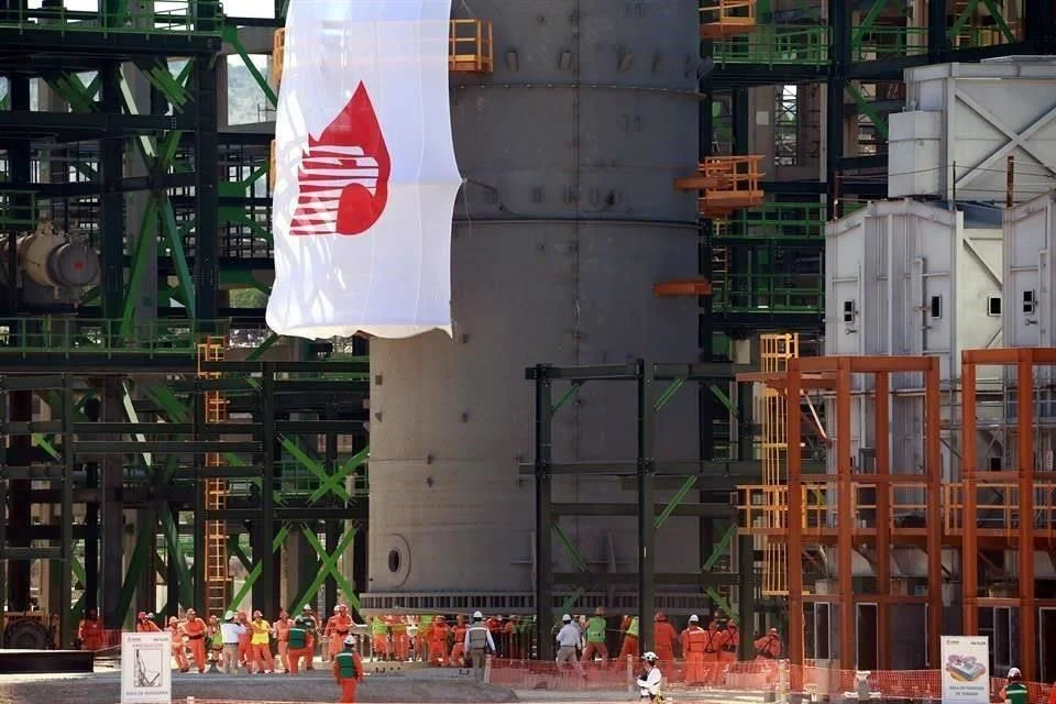 Firma Pemex primeros 11 contratos mixtos