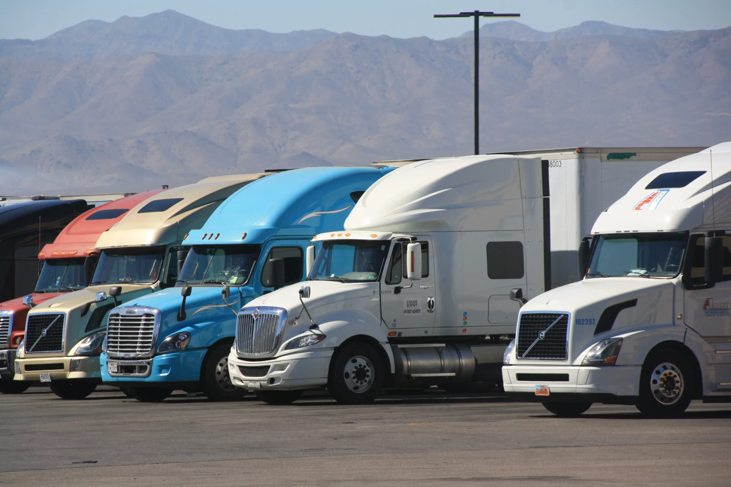 Estados Unidos pone arancel de 25% a los camiones importados