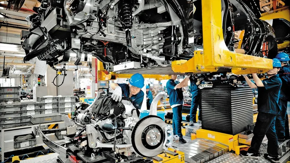 Por qué los grupos automotrices se vuelven a enamorar de la gasolina