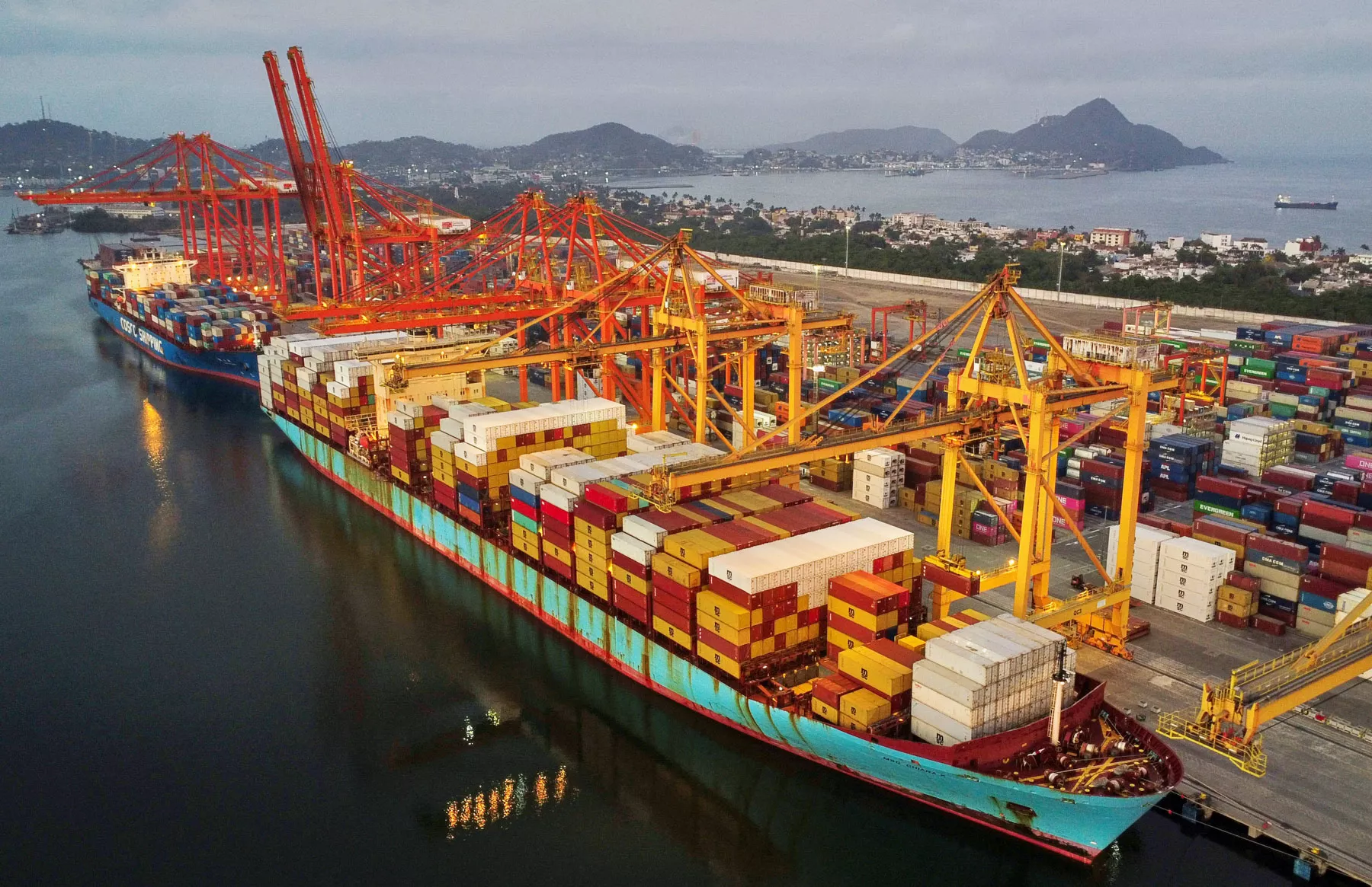 Puertos del Pacífico ganan terreno mientras el comercio con EU se enfría y el de China avanza