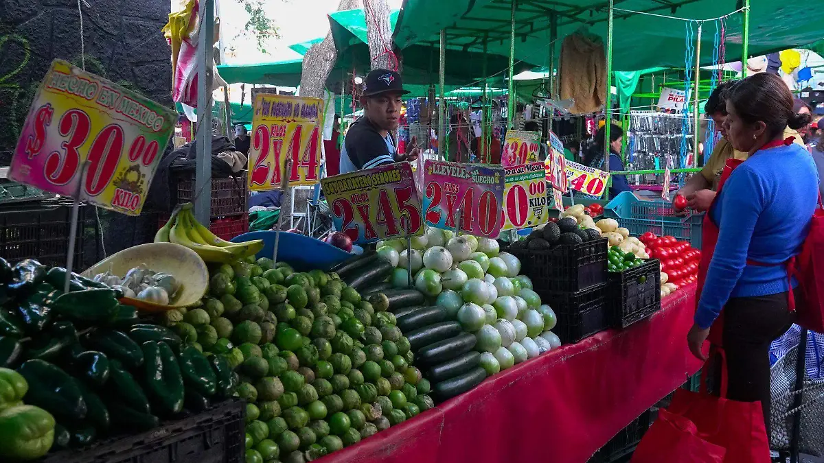 Suben líneas de pobreza en noviembre: alimentos presionan el costo de vida