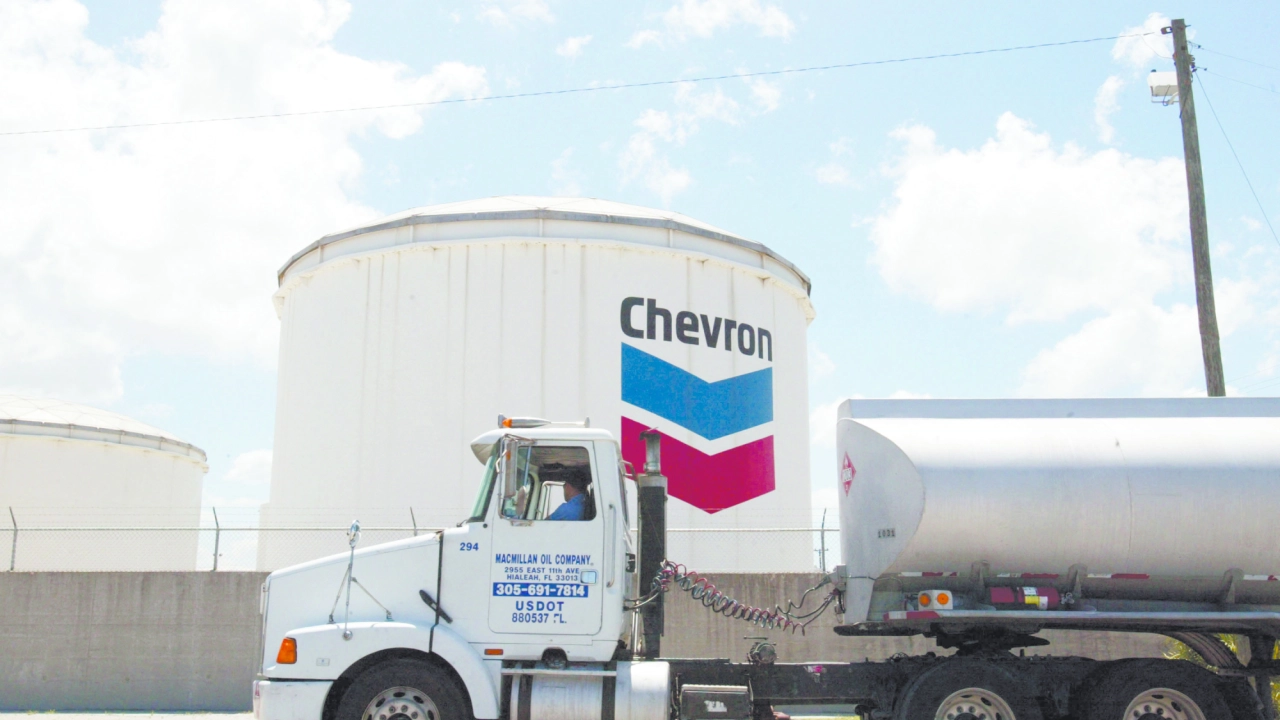 Chevron llama a empleados a regresar a Venezuela mientras se reanudan exportaciones de crudo ‍a EU